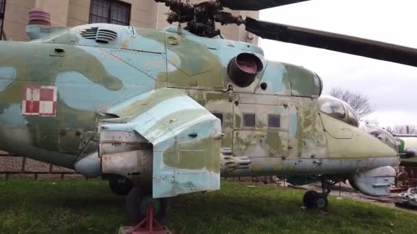 Παλιά στρατιωτικό ελικόπτερο εκτίθεται σε ένα μουσείο. — Αρχείο Βίντεο