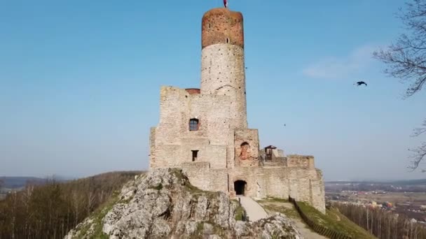 Oud Europees kasteel. Vogels vliegen. Poolse vlag. — Stockvideo