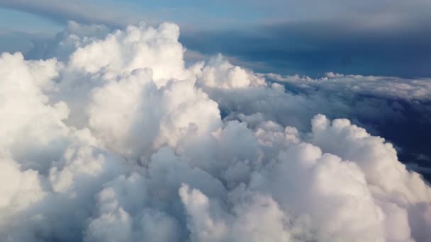 Lindas nuvens iluminadas pela luz solar suave flutuando acima da terra e formando camadas . — Vídeo de Stock