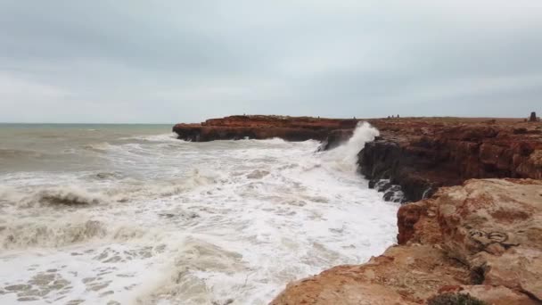 影像海浪冲撞岩石水平线上自然动力 — 图库视频影像