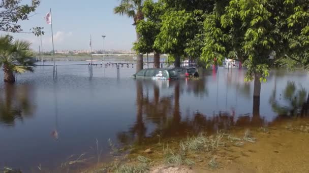 Arabalar sel sularına gömüldü. Fırtınalardan sonra oluşan yıkımı göstermek için uygun. — Stok video