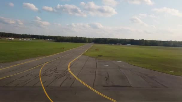 Avião de passageiros está ganhando velocidade na pista e decola . — Vídeo de Stock