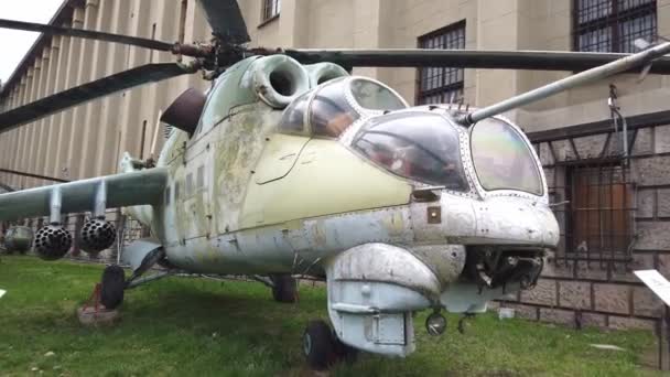 Alter Militärhubschrauber im Museum ausgestellt. — Stockvideo