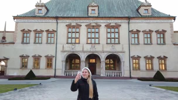 Girl tourist makes a photos in the old square — Stock Video