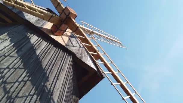 Traditionelle alte rustikale Windmühle in Polen — Stockvideo
