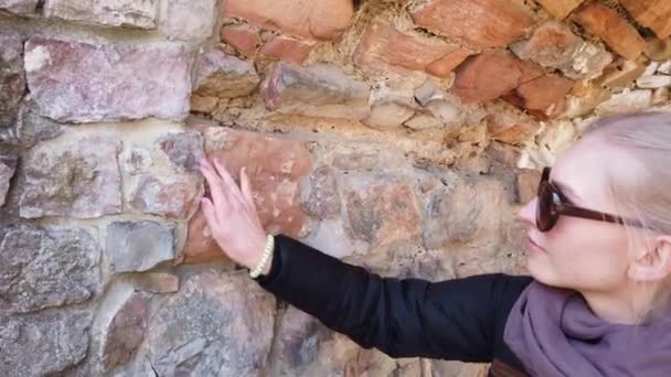 Fille inspectant les murs d'un vieux château en Europe. — Video