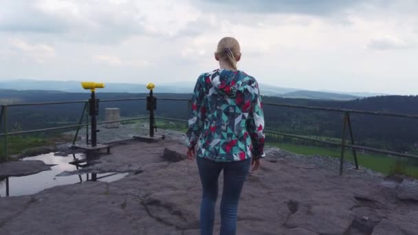 Mulher caminha ao longo do ponto de vista no topo de uma montanha . — Vídeo de Stock