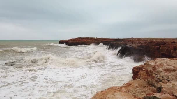 Atlantik okyanusundan büyük dalgalar yükseliyor. — Stok video