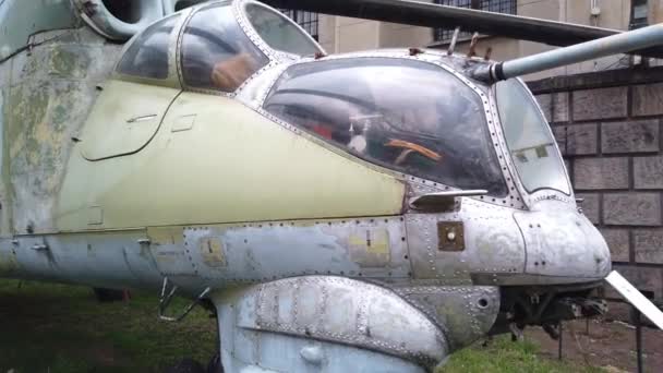 Stary wojskowy helikopter wystawiony w muzeum. — Wideo stockowe