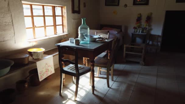 Δωμάτιο σε ένα παλιό ευρωπαϊκό Κέλτικο χωριό — Αρχείο Βίντεο