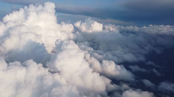 Pohled na mraky a sluneční oblohu shora z roviny. Mraky v okenní rovině. Pohled z letadla. — Stock video
