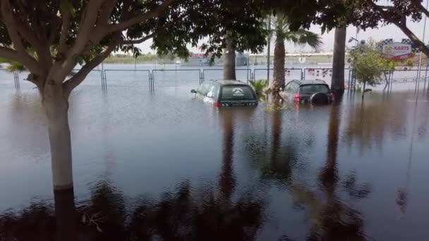 Az autók elárasztották az árvizet. Az áradás ábrázolása egy hurrikán után. Alkalmas a viharok utáni pusztítás kimutatására.. — Stock videók