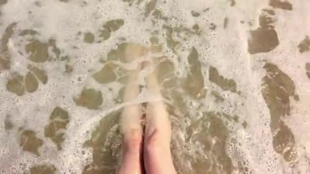 Gambe femminili tra le onde del mare surf. — Video Stock
