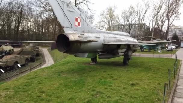 Gammal militär fighter visas på ett museum. — Stockvideo