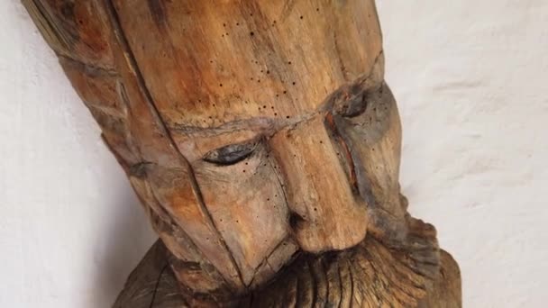 Estatuas de madera de personas en un antiguo pueblo celta europeo — Vídeos de Stock