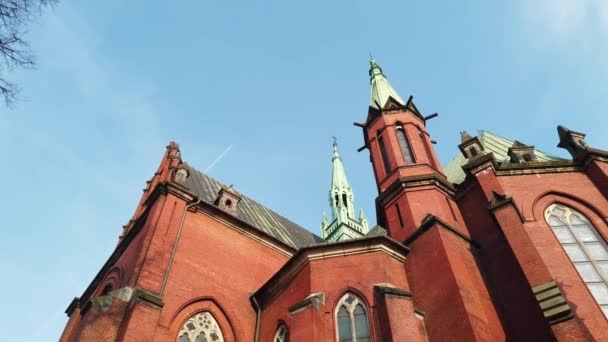 Antigua iglesia católica de la ciudad europea . — Vídeos de Stock