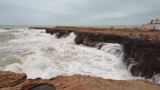 Wysoka fala na skały wybrzeże. — Wideo stockowe