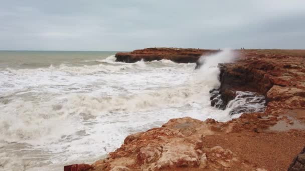 Duże fale rozbijają się na lądzie, gdy burza morska uderza w wyspę 4k — Wideo stockowe