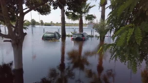 Затоплені автомобілі на парковці. Глибокі води. Повінь у природі після важкого дощового дня. — стокове відео