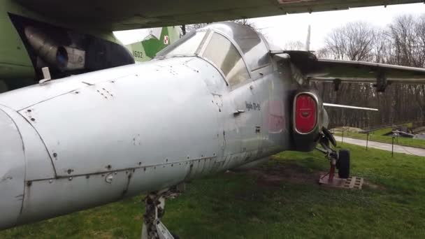 Müzede sergilenen eski bir askeri uçak.. — Stok video