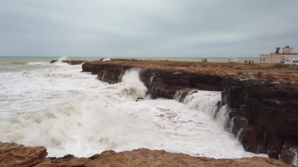 Fala miażdżąca niebezpieczne wybrzeża skał — Wideo stockowe