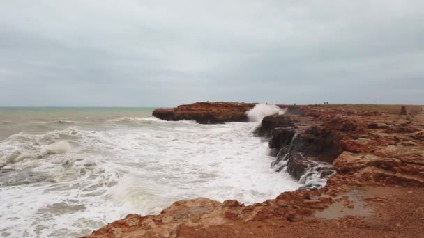 極端な波が海岸をクラッシュし、大きな波。大きな海の波、崖を突破する巨大な波の素晴らしい力4k — ストック動画