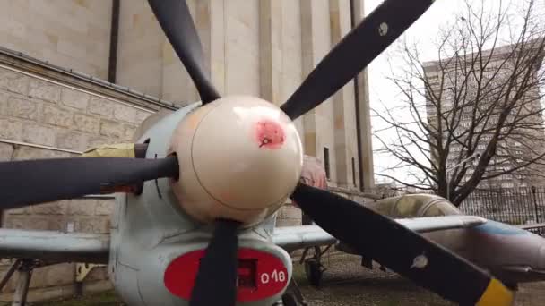 Hélice del viejo avión está girando . — Vídeo de stock