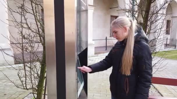 Mujer cerca del tablero de navegación en la calle . — Vídeo de stock