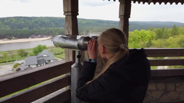 Atractivo viajero femenino usando prismáticos para mirar alrededor del valle cerca del antiguo castillo — Vídeos de Stock