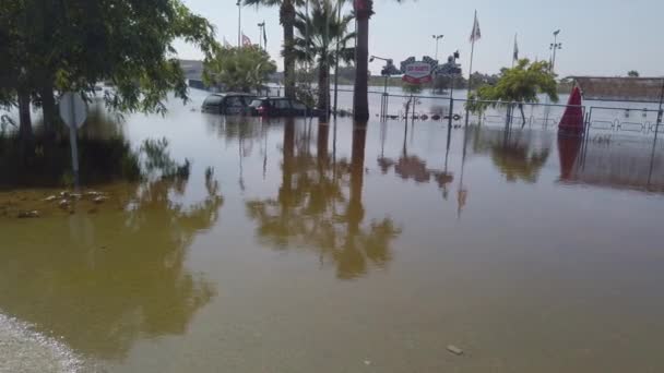 Автомобілі затопили води Потопу. Затоплені машини на автостоянці. — стокове відео