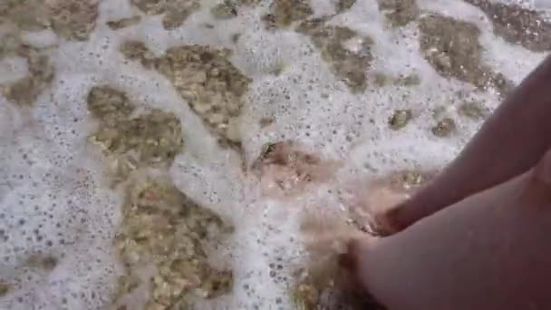 海サーフィンの波に女性の足. — ストック動画