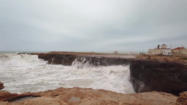 Fırtına denizinin dalgaları kayalara çarptı. — Stok video