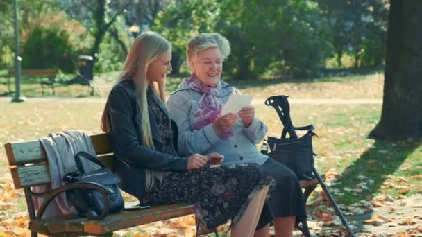 Стара жінка показує їй гарненьку онучку лист — стокове відео