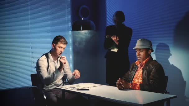 I detective interrogano il sospettato e gli mostrano prove penali. — Video Stock