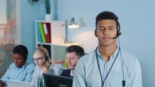 Portrait de l'opérateur de service à la clientèle multiracial dans casque souriant à la caméra — Video