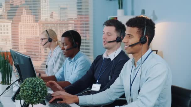 Multiracial call center agent pocit vyčerpaný a rozbitý po telefonátu s klientem. — Stock video