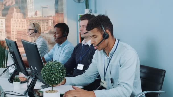 Agenti di call center misti frustrati e arrabbiati che parlano con il cliente al telefono — Video Stock