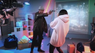 Esrarengiz film çekiminin sahne arkasında Afrikalı bir kızı vurmaya çalışan Afrikalı bir suçlu var.