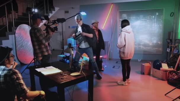 Filmcrew werkt aan filmproductie. Backstage van thriller film schieten. — Stockvideo