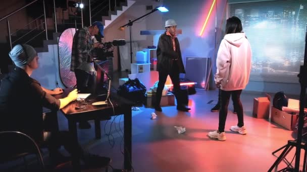 Backstage bei Dreharbeiten: Regisseur bringt jungen schwarzen Schauspielern am Set bei — Stockvideo