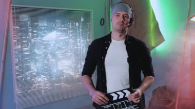 Film yapımcısı yardımcısı kameraya gülümsüyor