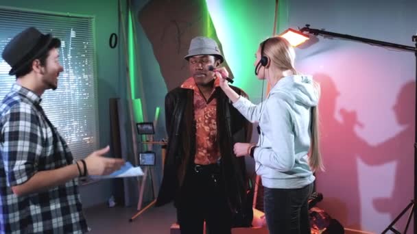 Backstage bei Dreharbeiten: Regisseur zeigt afrikanischen Schauspielern, wie man seine Rolle besser spielt — Stockvideo