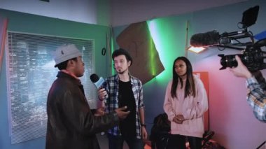 Gazeteci sarı medya için yeni filmin siyah aktörleriyle röportaj yapıyor