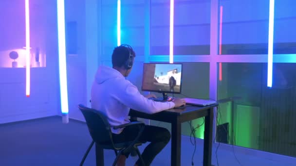 Professionele zwarte gamer spelen in shooter online video game op pc. — Stockvideo