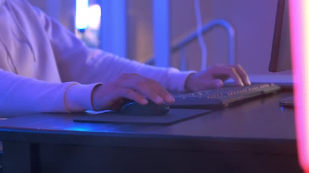 Κοντινό πλάνο των χεριών των παικτών χρησιμοποιώντας ποντίκι υπολογιστή και πληκτρολόγιο — Αρχείο Βίντεο