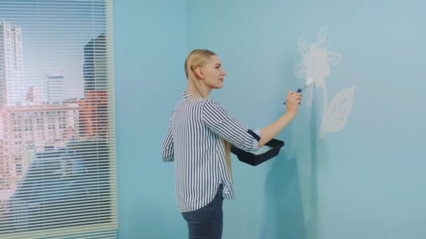 Painting flowers in a modern office. — Stock Video