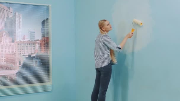 Женщина ремонтирует свою квартиру . — стоковое видео