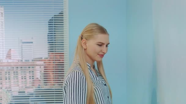 Close-up shot of woman builder painting wall. — Stock Video