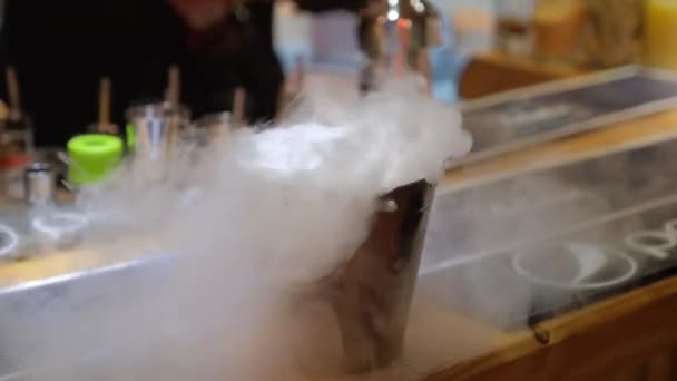 Gesättigter Dampf aus Trockeneis aus einem Eimer. — Stockvideo