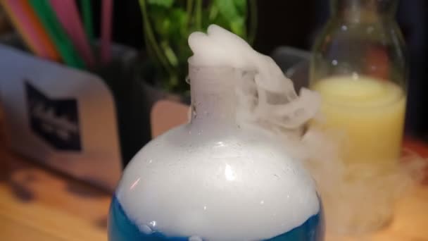 从烧瓶中的干冰中浸出的蒸汽. — 图库视频影像